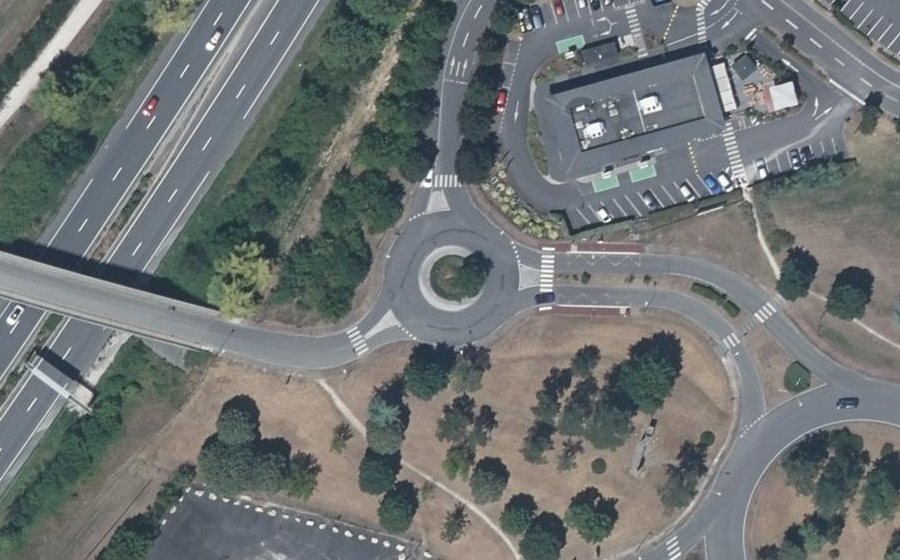 Vue aérienne du Rond-point anonyme n°504276887