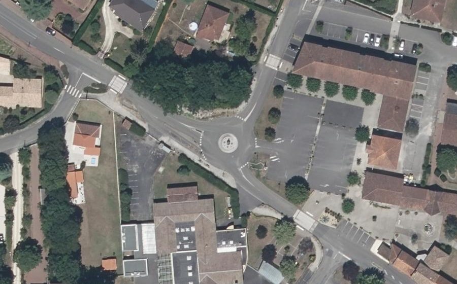 Vue aérienne du Rond-point anonyme n°504374309