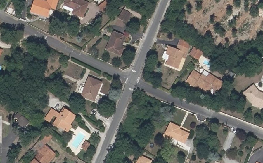 Vue aérienne du Rond-point anonyme n°504374310