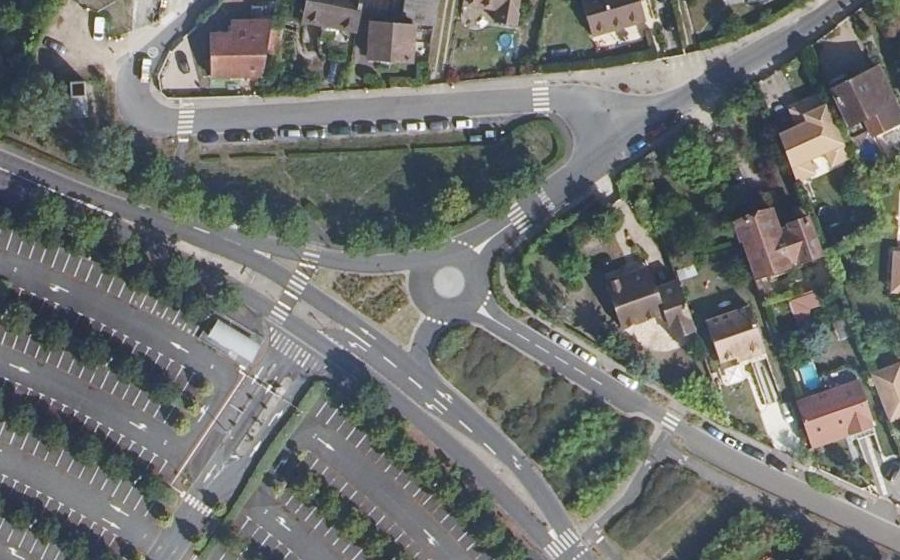 Vue aérienne du Rond-point anonyme n°504572318