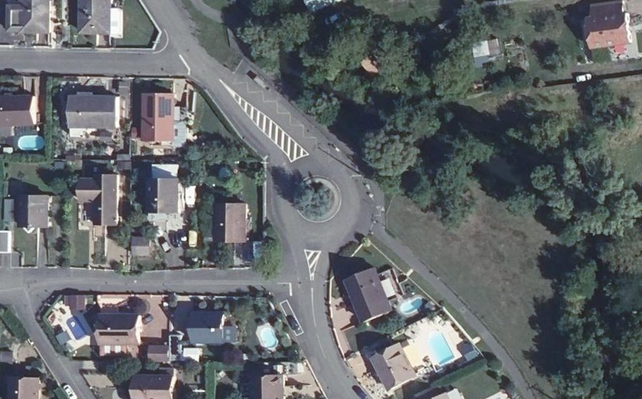 Vue aérienne du Rond-point anonyme n°50471802