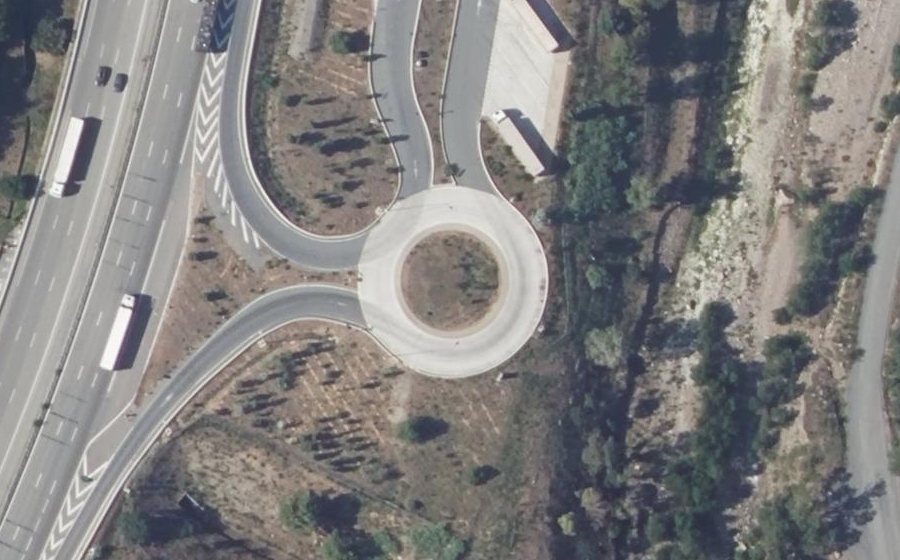 Vue aérienne du Rond-point anonyme n°504873664