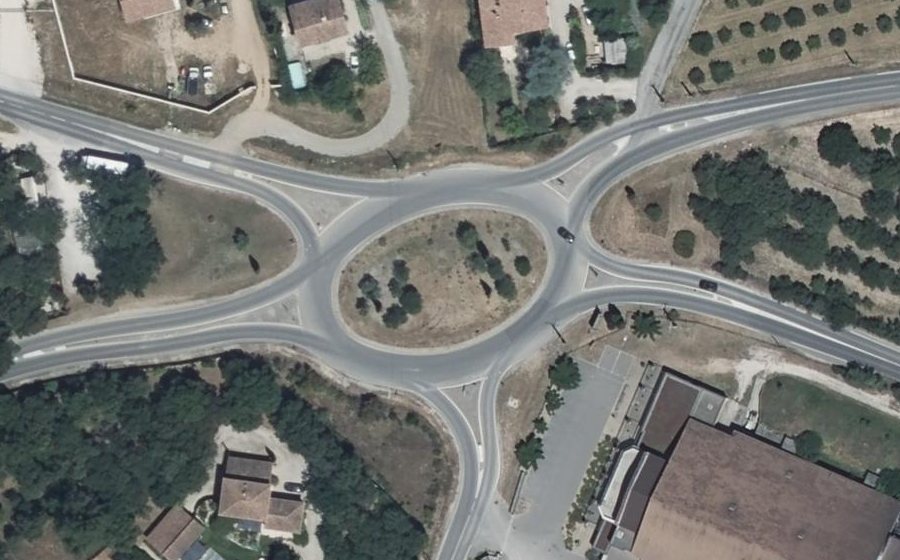 Vue aérienne du Rond-point anonyme n°505281775