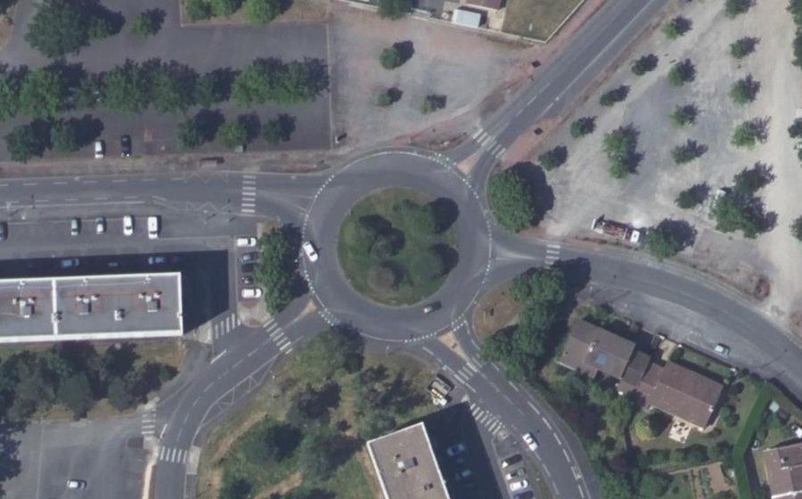 Vue aérienne du Rond-point anonyme n°50571898