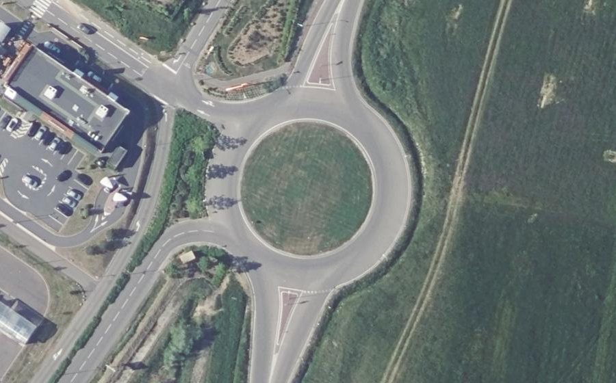Vue aérienne du Rond-point anonyme n°506033529