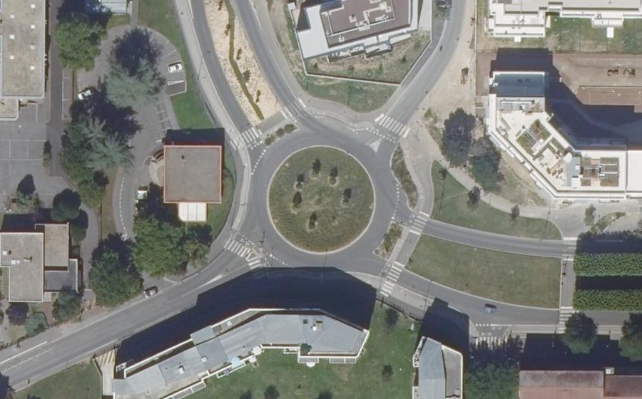 Vue aérienne du Rond-point anonyme n°506195076
