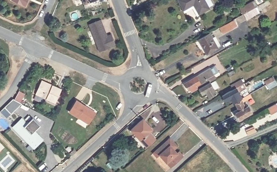 Vue aérienne du Rond-point anonyme n°50656077