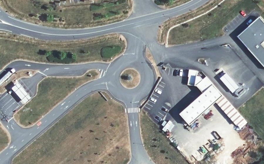 Vue aérienne du Rond-point anonyme n°506575031