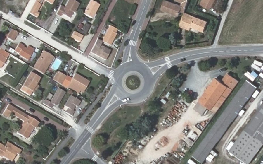 Vue aérienne du Rond-point anonyme n°506672489