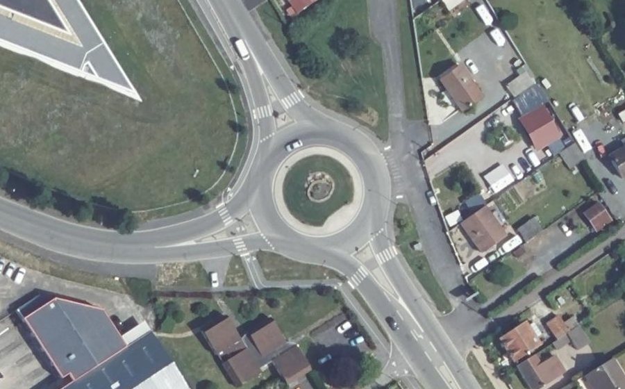 Vue aérienne du Rond-point anonyme n°506736086