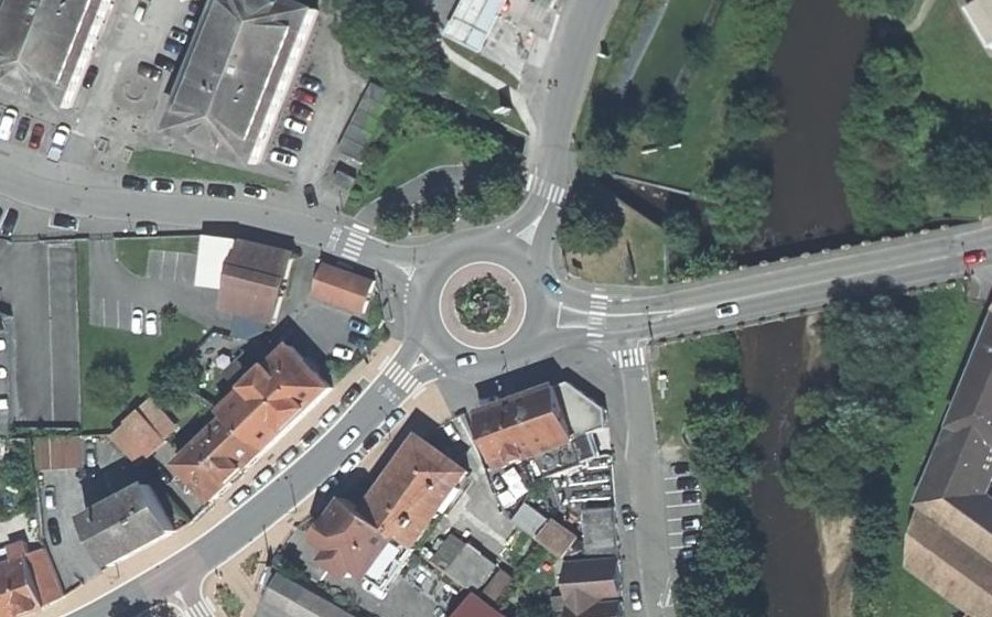 Vue aérienne du Rond-point anonyme n°50702445
