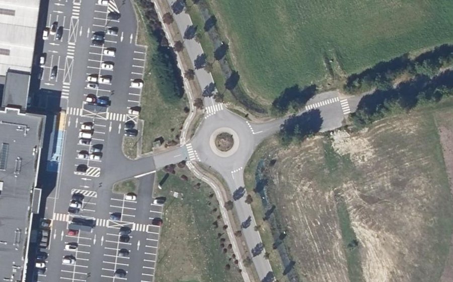 Vue aérienne du Rond-point anonyme n°507669328