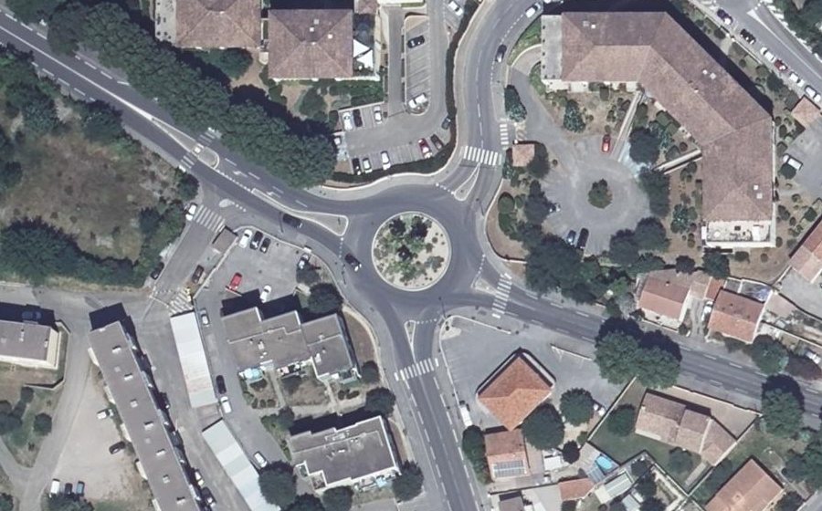 Vue aérienne du Rond-point anonyme n°50831743