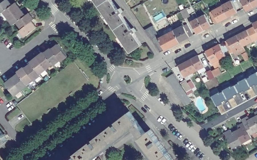Vue aérienne du Rond-point anonyme n°50841179