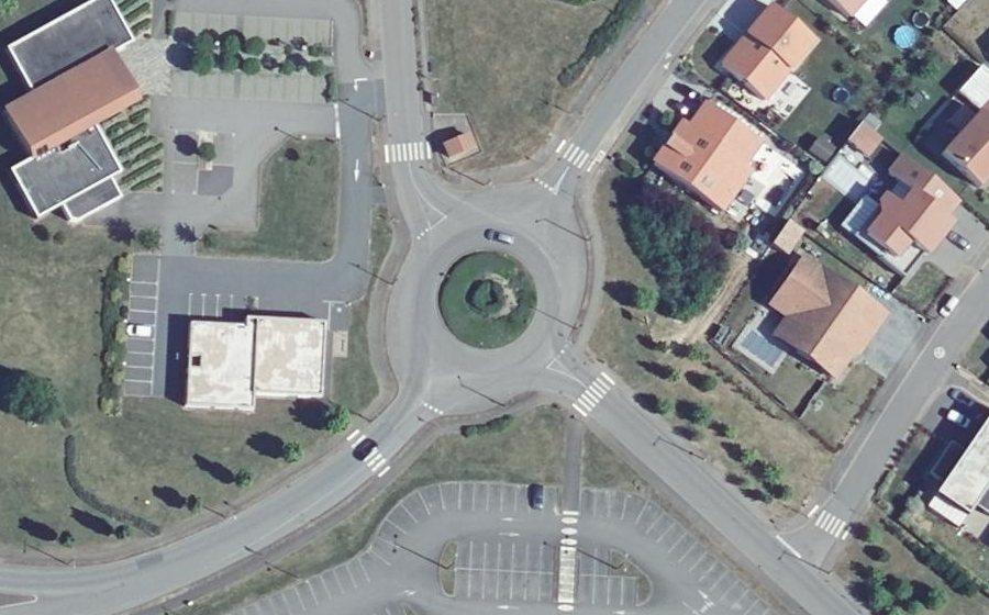 Vue aérienne du Rond-point anonyme n°50880752