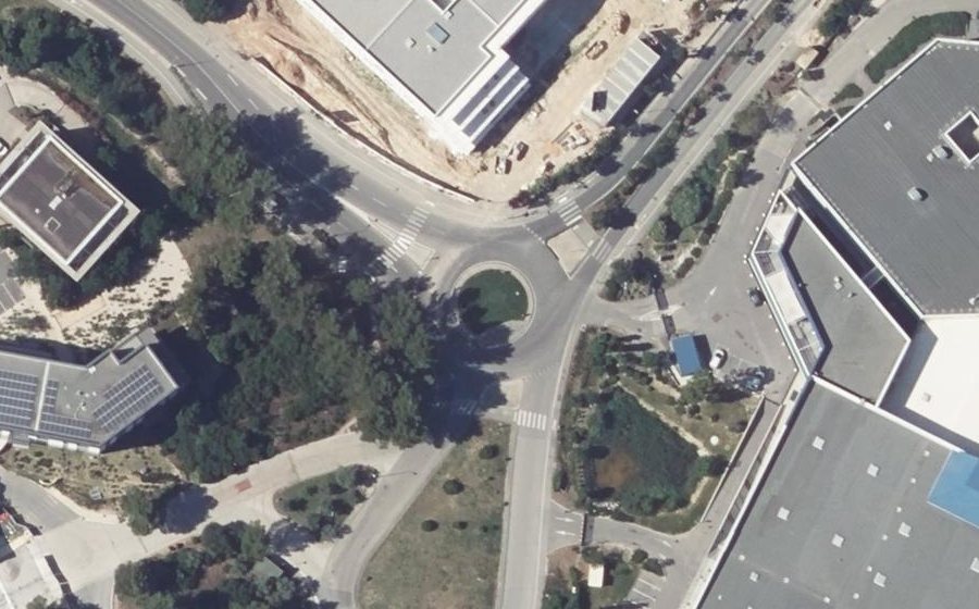 Vue aérienne du Rond-point anonyme n°508868602