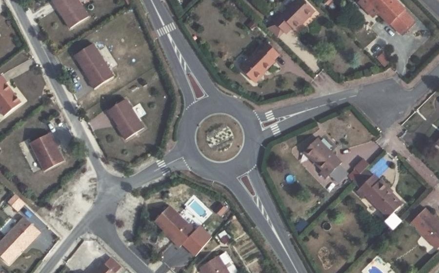 Vue aérienne du Rond-point anonyme n°50887129