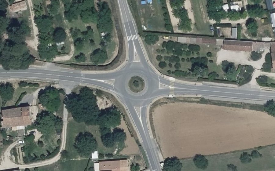 Vue aérienne du Rond-point anonyme n°509325644