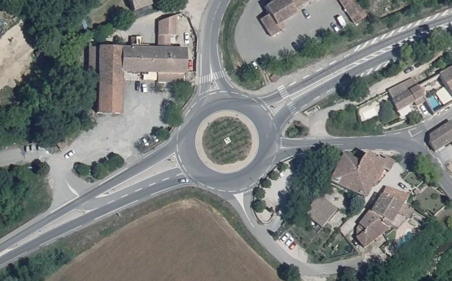 Vue aérienne du Rond-point anonyme n°509325651
