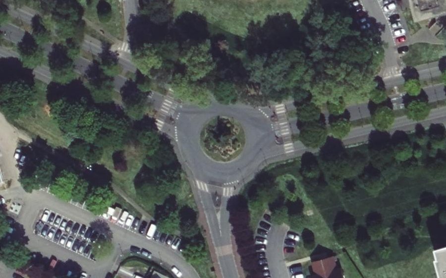 Vue aérienne du Rond-point anonyme n°509658052