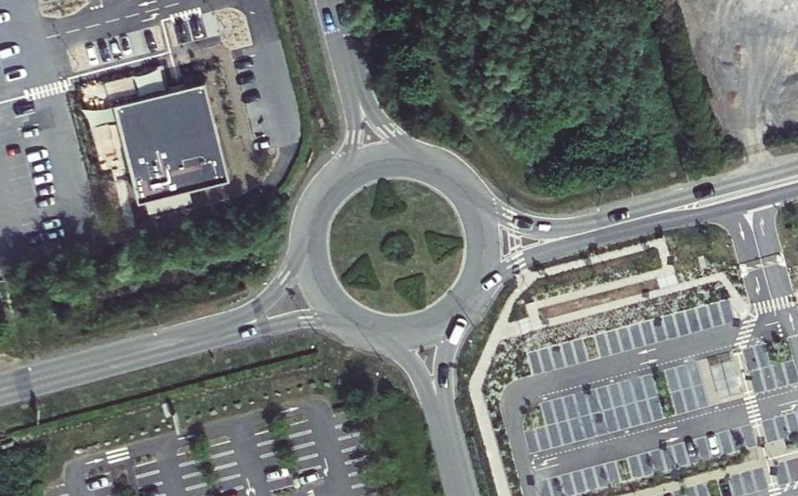 Vue aérienne du Rond-point anonyme n°509658172