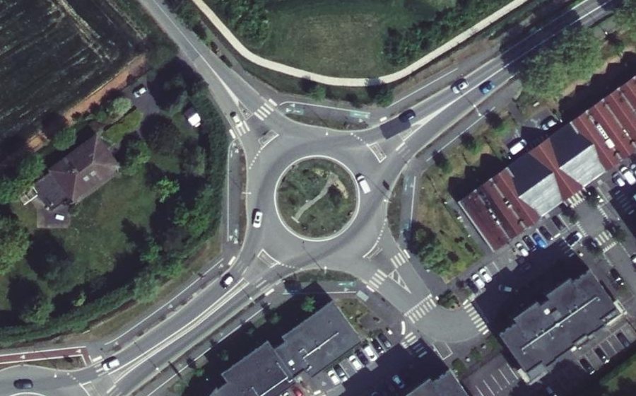 Vue aérienne du Rond-point anonyme n°509691299