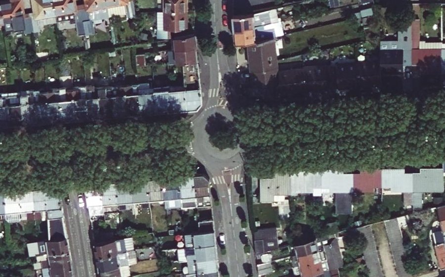 Vue aérienne du Rond-point anonyme n°509937900