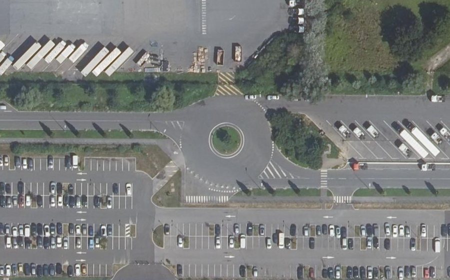 Vue aérienne du Rond-point anonyme n°510568916