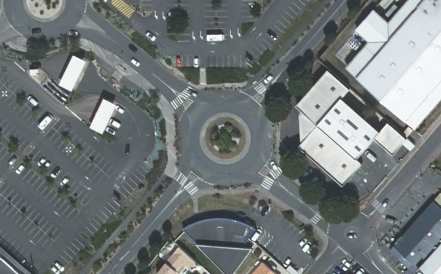 Vue aérienne du Rond-point anonyme n°510733854