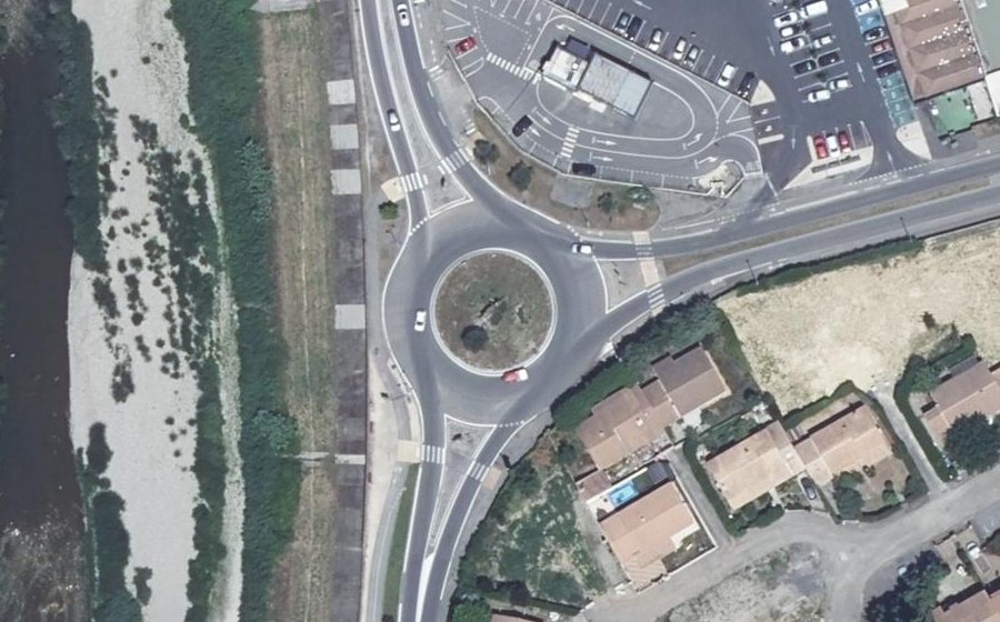 Vue aérienne du Rond-point anonyme n°51099078