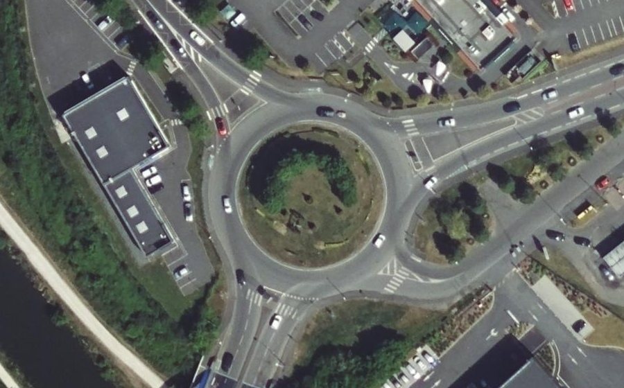 Vue aérienne du Rond-point anonyme n°51156293