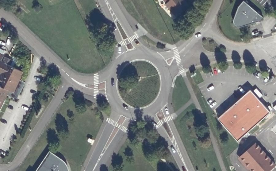Vue aérienne du Rond-point anonyme n°51174802