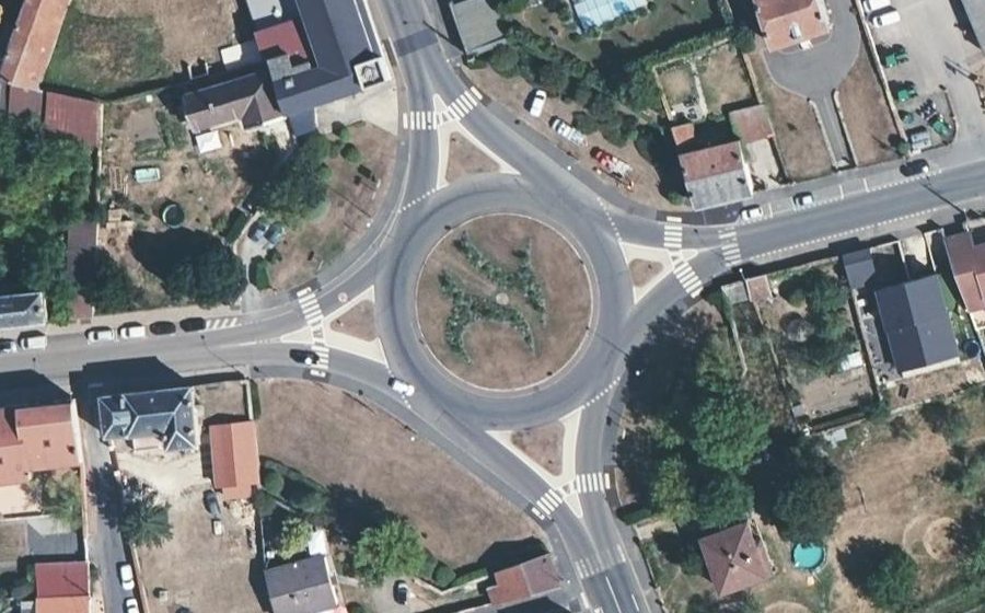 Vue aérienne du Rond-point anonyme n°51179690