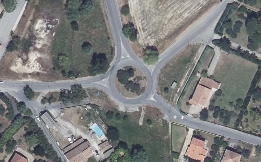 Vue aérienne du Rond-point anonyme n°51184681