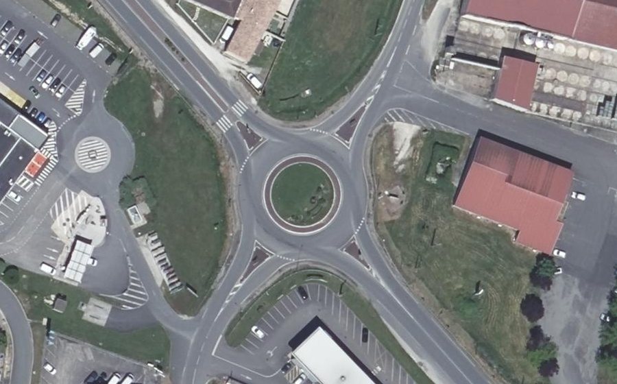 Vue aérienne du Rond-point anonyme n°512289379
