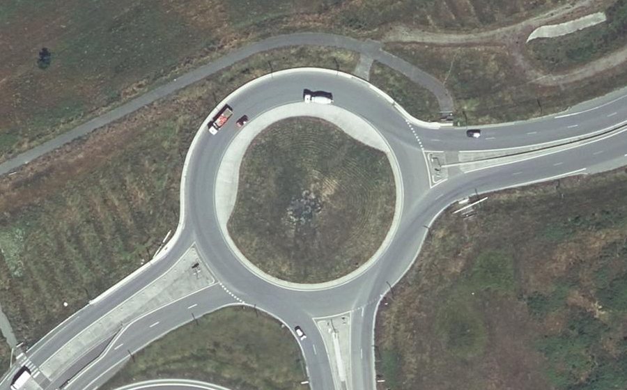 Vue aérienne du Rond-point anonyme n°512402356
