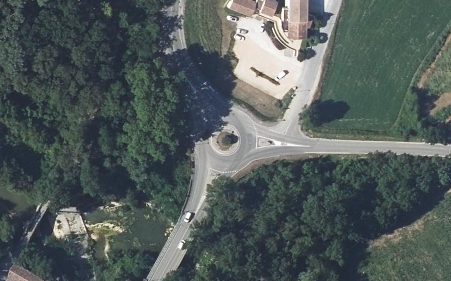 Vue aérienne du Rond-point anonyme n°512566606