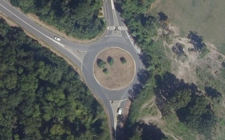 Vue aérienne du Rond-point anonyme n°512745254