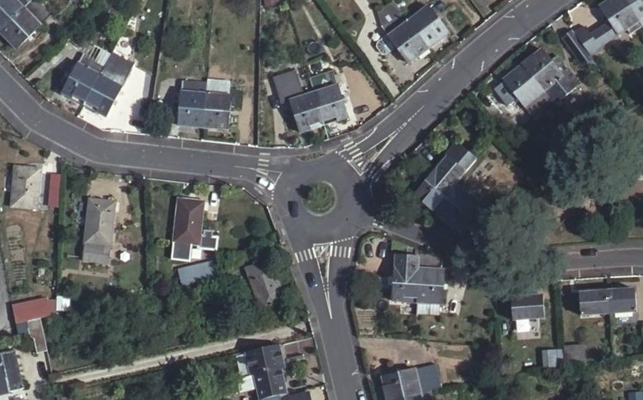 Vue aérienne du Rond-point anonyme n°51277249