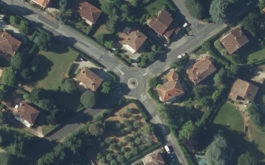 Vue aérienne du Rond-point anonyme n°51335755
