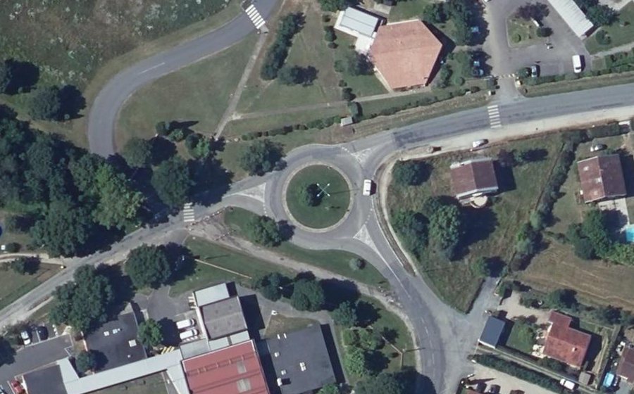 Vue aérienne du Rond-point anonyme n°51336453