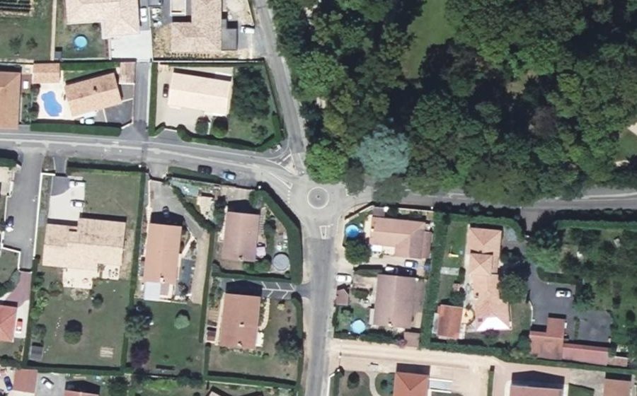 Vue aérienne du Rond-point anonyme n°51336694