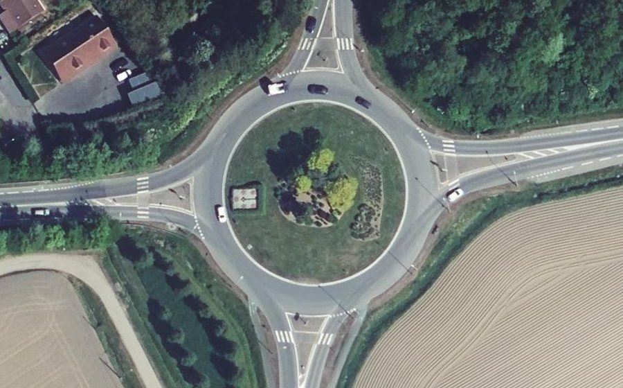 Vue aérienne du Rond-point anonyme n°51338208