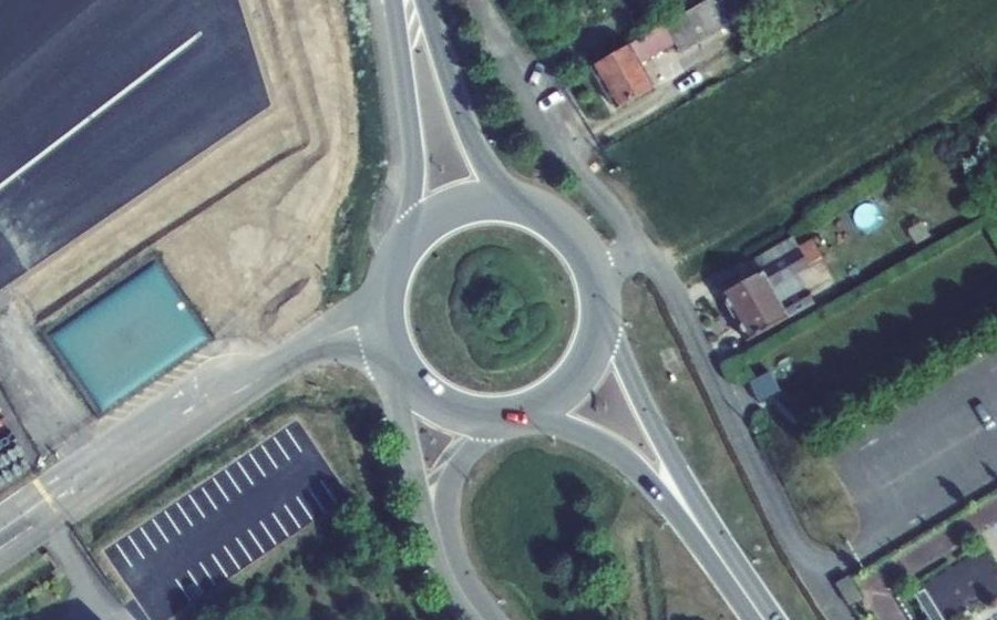 Vue aérienne du Rond-point anonyme n°51338209
