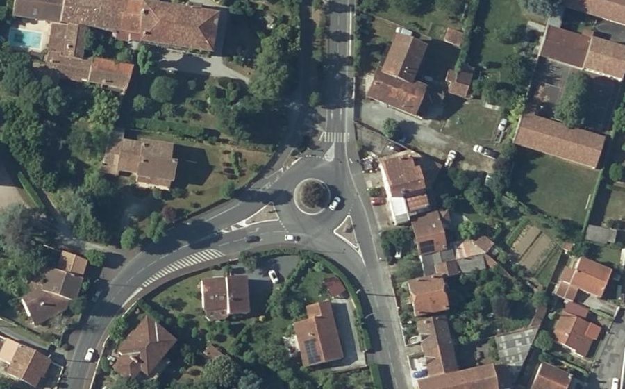 Vue aérienne du Rond-point anonyme n°51339192