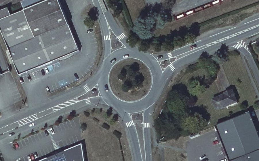 Vue aérienne du Rond-point anonyme n°51349407