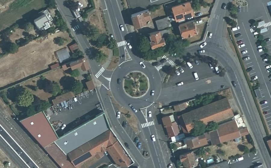 Vue aérienne du Rond-point anonyme n°51352306
