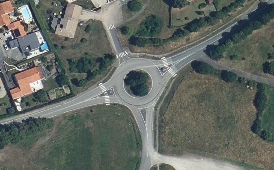 Vue aérienne du Rond-point anonyme n°51364768