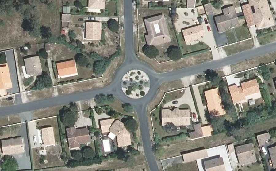 Vue aérienne du Rond-point anonyme n°51365648