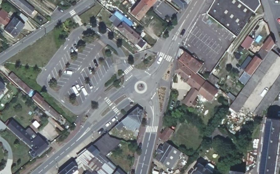 Vue aérienne du Rond-point anonyme n°51367099